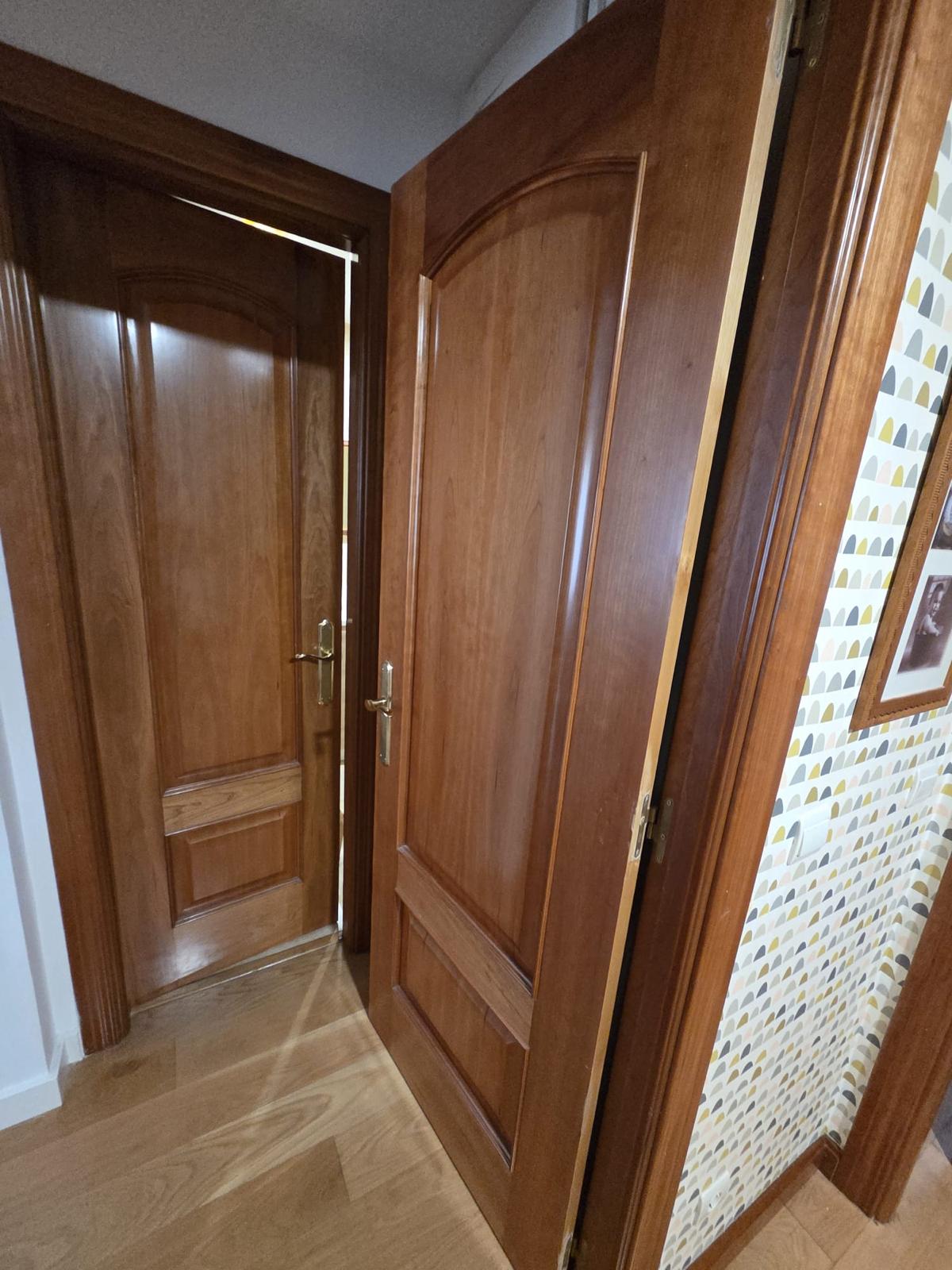 Puertas interiores de madera antes del lacado o cambio de acabado