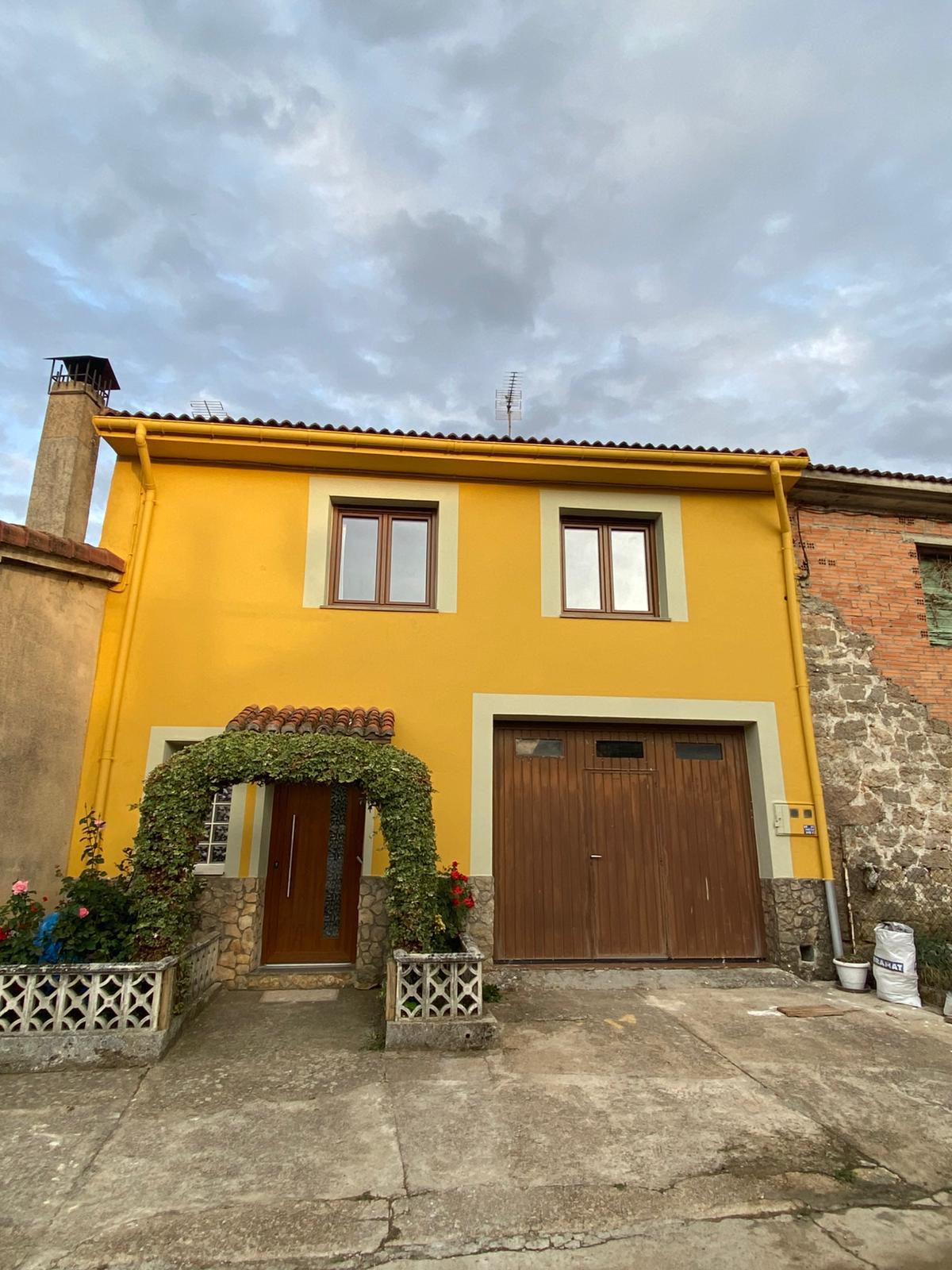 Fachada terminada después del saneado y el repintado exterior