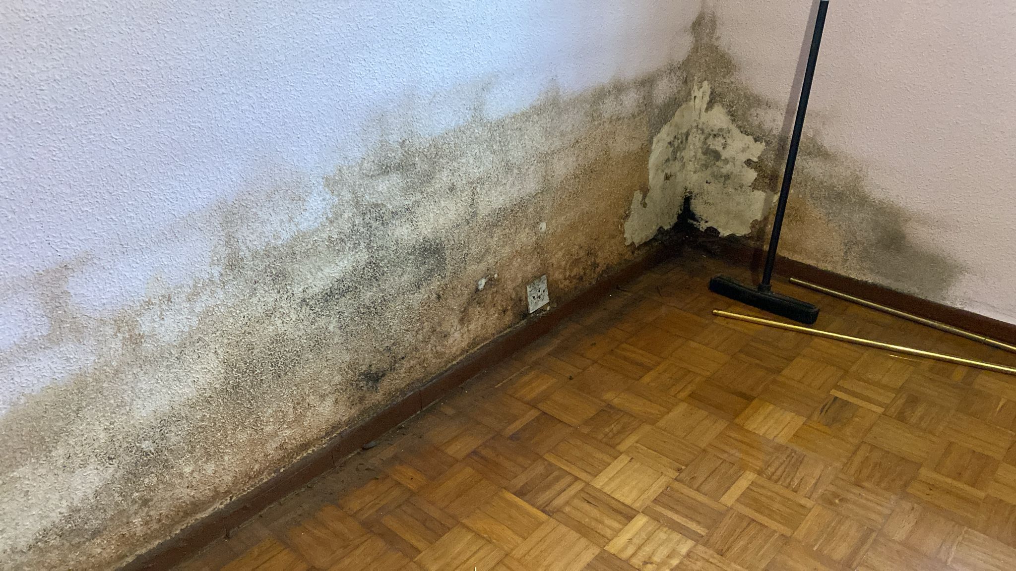 Pared con fuerte presencia de humedad y deterioro antes del tratamiento
