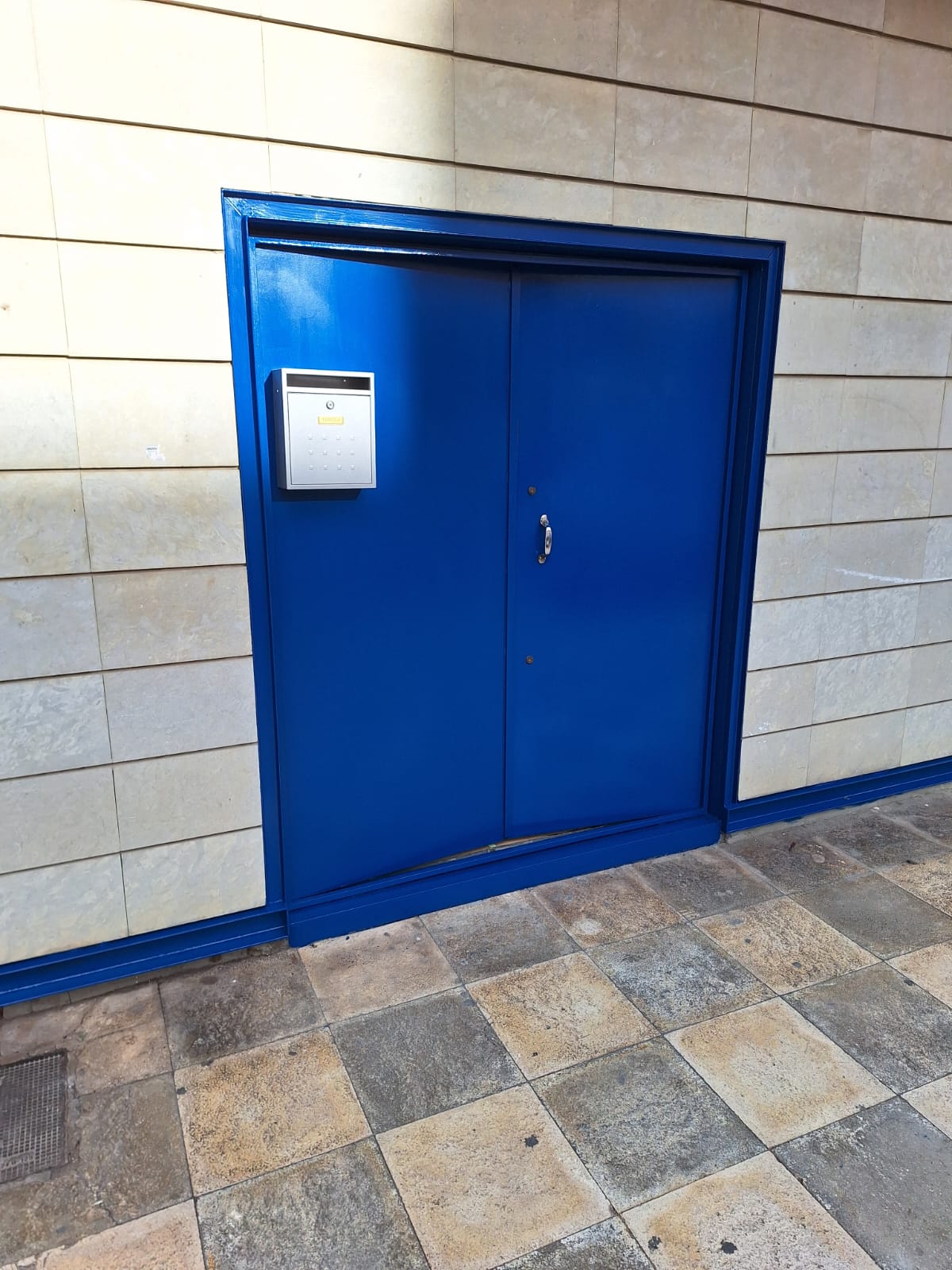 Puerta metálica exterior después de la preparación y el nuevo esmalte