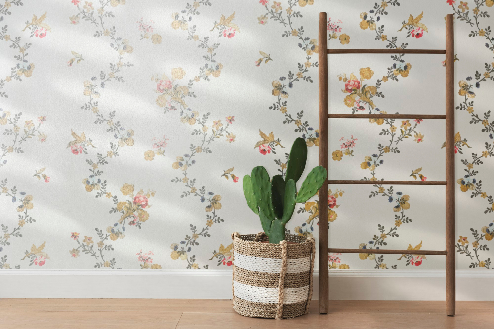 Habitación en Burgos antes y después de empapelar: de pared blanca a papel decorativo que da personalidad al espacio