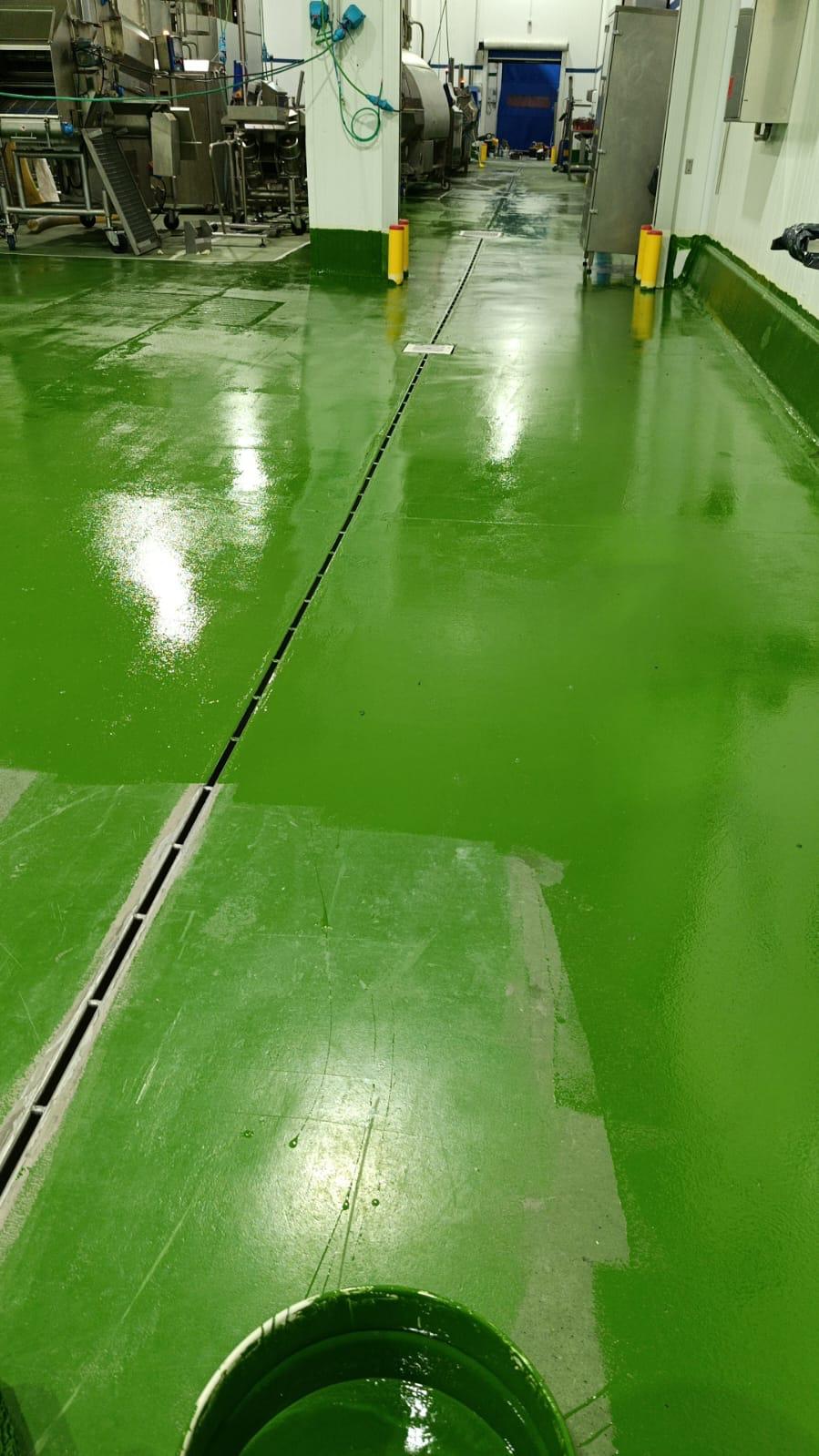 Nave industrial en Burgos antes y después de pintar: fachada y suelos renovados con acabado profesional