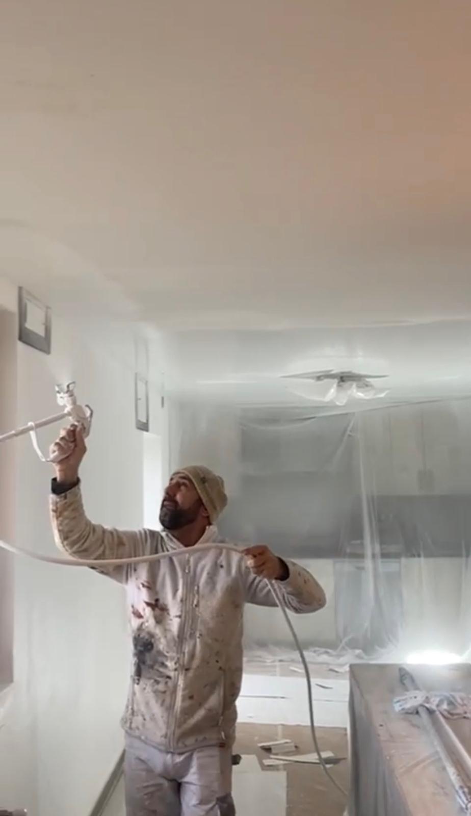 Apartamento en Burgos antes y después de pintar: paredes blancas limpias y recién renovadas