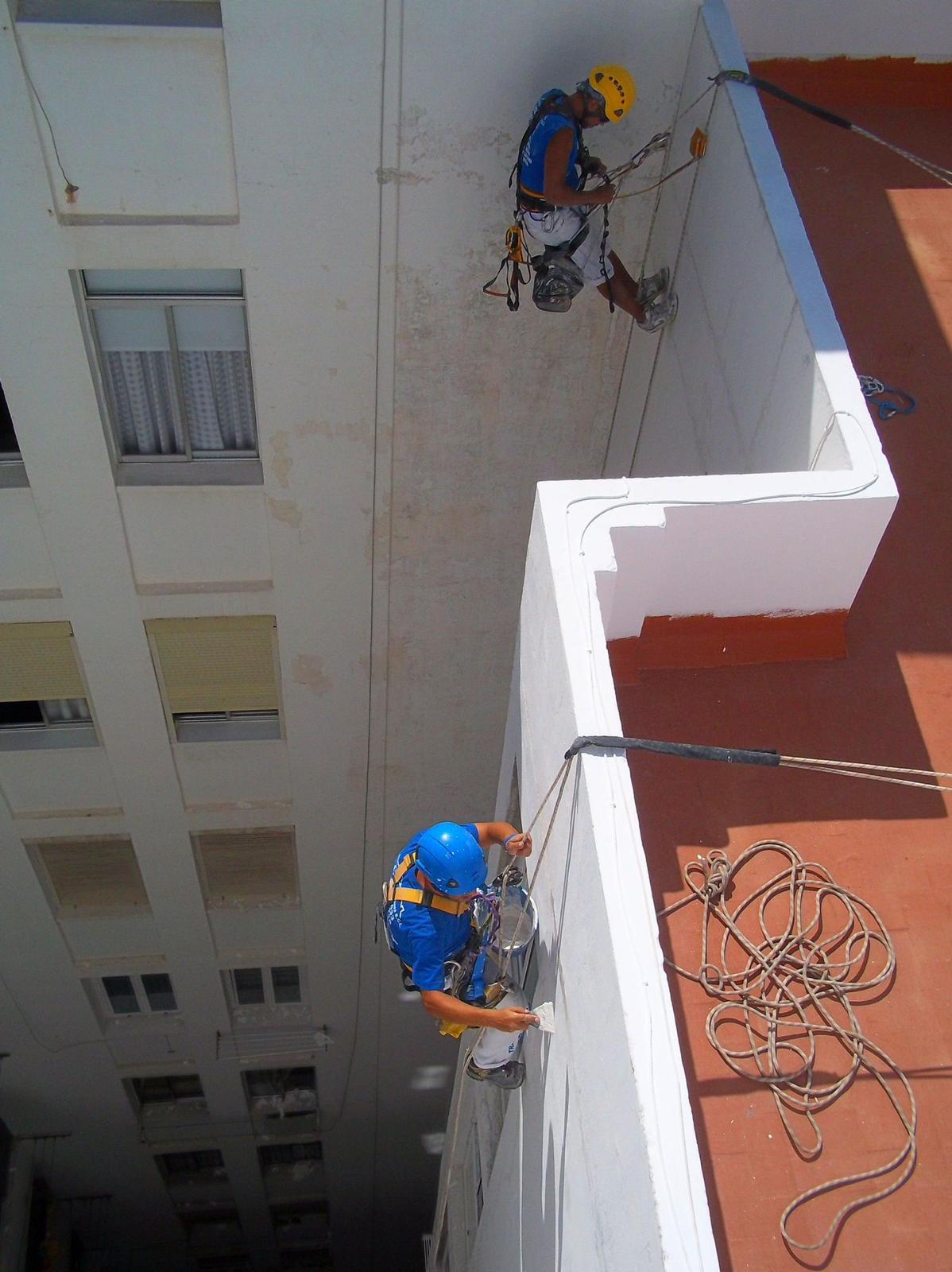 Fachada de edificio en Burgos antes y después de pintar: de pintura deteriorada a acabado limpio y uniforme
