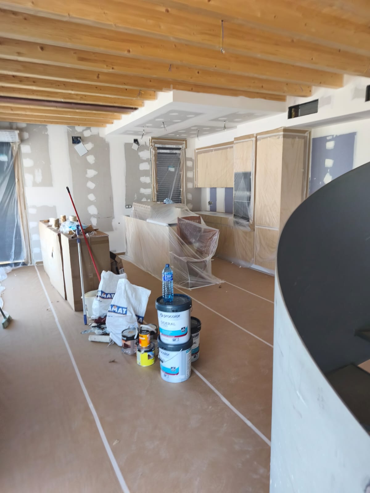 Local comercial en Burgos antes y después de pintar: imagen renovada y profesional lista para abrir