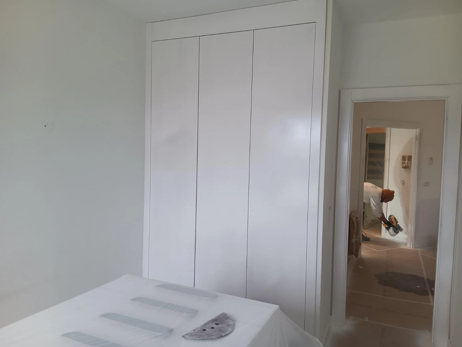 Salón en Burgos antes y después de aplicar pintura decorativa: pared con estuco veneciano que transforma el espacio