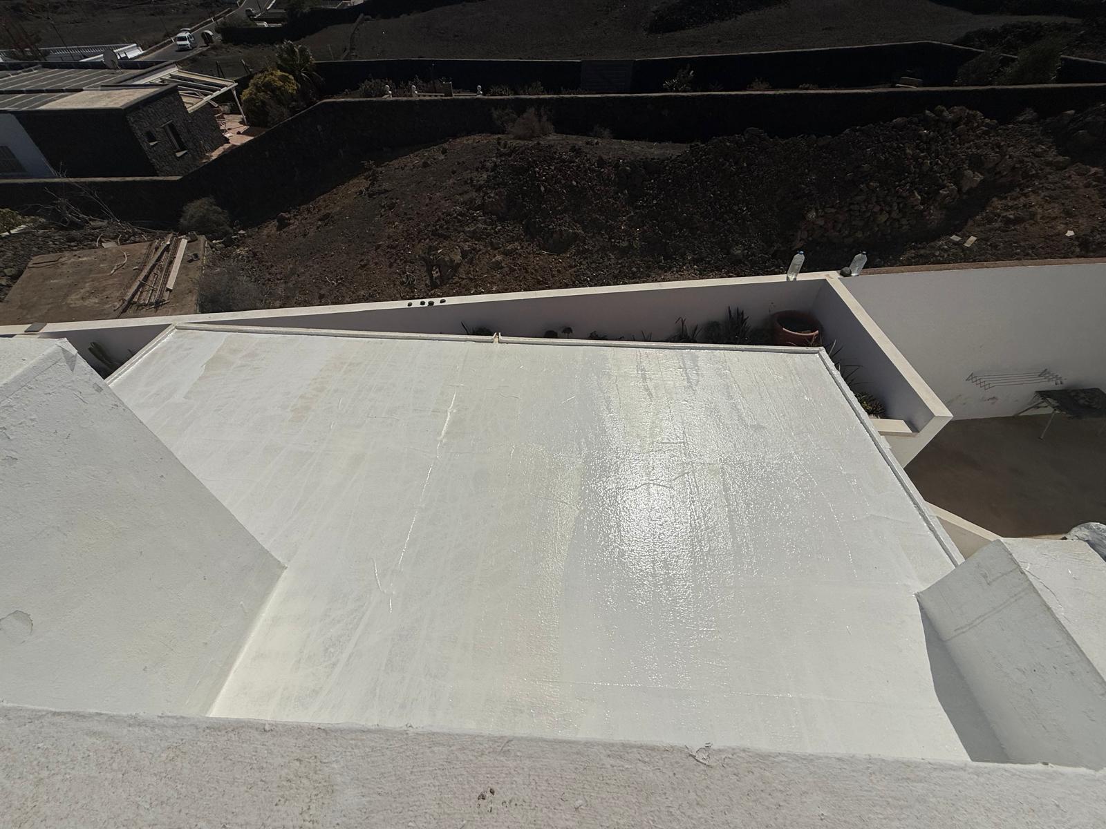 Terraza y balcón en Burgos antes y después de pintar: de pintura deteriorada a acabado renovado y protegido